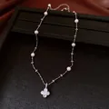 Primo piano di un'elegante collana di perle con ciondolo a fiore in zircone a 4 petali. - Stile Fiore a Quattro Petali (9#) / Argento-Bianco