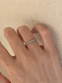 Detailansicht eines zierlichen Silberrings mit funkelnden mintgrünen Steinen am Finger - Mintgrün