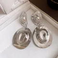 Dettaglio di orecchini pendenti vintage in metallo argento a forma di cappello da cowboy - Argento