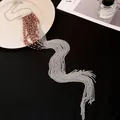 Vue détaillée d'un collier à pampilles en chaîne argentée avec des accents de perles brunes. - Marron