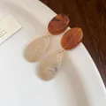 Gros plan de boucles d'oreilles en résine avec pendentifs ambre et crème marbré. - Boucles d'Oreilles Beige Marron (Tige Argent)