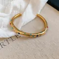 Detailansicht eines goldenen Armreifs aus Edelstahl im Vintage-Stil mit bunten Kristallen - Gold (Mehrfarbiger Strass)