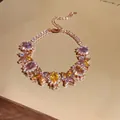 Primo piano di un elegante bracciale in oro rosa con motivi floreali in zircone - Oro Rosa-Colorato