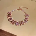 Primo piano di un elegante bracciale a fiori in zircone rosa in oro rosa brillante - Oro Rosa-Rosa