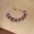 Dettaglio di un elegante bracciale in oro rosa con zirconi viola e tocchi di luce - Oro rosa - Viola
