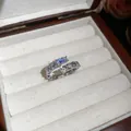 Detailaufnahme eines funkelnden silbernen Rings mit Vollbesatz in einer Schmuckschatulle. - Pavé Offener Ring / Silber