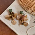 Boucles d'oreilles vintage élégantes avec pétales dorés et gouttes de résine vertes. - Style Palais Français (HE33132) / Or-Vert