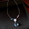 Detailopname van hondenkop hars hanger ketting met zirkoon en zilveren bot bedel - Zilver-Blauw
