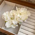 Gros plan d'une pince à cheveux élégante en tissu blanc avec perles et perles - Pince à Bec de Canard (Pièce Unique) / Blanc Cassé