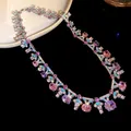 Exquisites Detail einer Luxuskette mit lebhaften rosa Zirkonia und türkisfarbener Emaille - Silber-Rosa-Lavendel