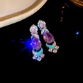 Detailansicht der lila birnenförmigen Tropfenohrringe mit Emaille und Zirkon - Silbernadel-Silber-Lila
