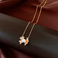 Dettaglio ravvicinato di una collana placcata oro 18 carati con perla e zirconi - Collana / Oro