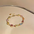 Detailansicht eines luxuriösen vergoldeten Armbands mit bunten Herz-Zirkoniasteinen - Gold Herz Stil (HB5696)