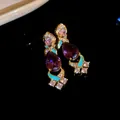 Elegante goldene Tropfenohrringe mit lila Kristallen und hellblauem Emaille - Silberner Ohrstecker - Gold - Violett