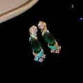 Exquisite vergoldete Tropfenohrringe mit grünem Zirkon im Birnenschliff und blauer Emaille - Silberner Ohrstecker - Gold - Grün
