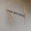 Gros plan d'un collier ras de cou doré élégant orné de longues franges en strass étincelants - Choker à Long Gland (HN12236) / Or