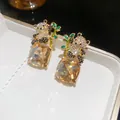 Detalle de pendientes de panda con cristales cuadrados de champán y bambú verde - Dorado/Champán