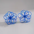 Vista detallada de primer plano de pendientes de botón con forma de flor hueca azul - Azul