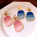 Eleganti orecchini retrò geometrici con resina sfumata rosa e blu su piatto bianco. - Colori Misti