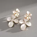 Vue détaillée des boucles d'oreilles en émail blanc avec fleurs et strass brillants - Style Fleur à Double Couche (HE34061) / Blanc