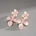 Détail de boucles d'oreilles fleurs en émail rose avec centre en strass brillant - Style Fleur à Double Couche (HE34061) / Rose