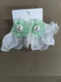 Elegantes pendientes de flores verde menta con perlas y pétalos de gasa - Estilo de Flor y Perla / Verde/Blanco