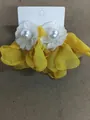 Elegantes pendientes de flores de gasa amarillas y blancas con detalle de perla - Estilo de Flor y Perla / Blanco/Amarillo