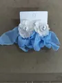 Elegantes pendientes de flores de gasa blanca hechos a mano con perlas y tela azul - Estilo de Flor y Perla / Blanco/Azul