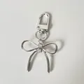 Portachiavi e ciondolo per borsa a fiocco in lega d'argento dal design minimal - Ciondolo a Fiocco (M412) / Argento