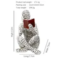 Statuina di donna che legge in resina bianca con stampa di testo e dettaglio libro rosso - Statuina donna seduta a gambe incrociate che legge (W310-01)