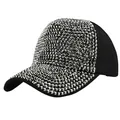 Gedetailleerd zijaanzicht van zwarte modehonkbalpet met dichte zilveren strasssteentjes - M (56-58cm) / Zwart Grijze Strass
