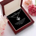 Détail du collier coeur en argent S925 avec zircon dans un coffret cadeau de luxe - Collier + Boîte en bois LED