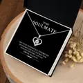 Vue détaillée d'un collier cœur en argent sterling S925 dans une boîte cadeau noire soulmate - Collier + Boîte cadeau noir et blanc