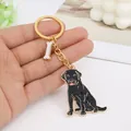 Dettaglio di un portachiavi in smalto Labrador nero con hardware dorato e ciondolo a osso - Labrador Nero con Catena Oro e Osso Oro