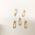Eleganter rosa Glastropfenanhänger mit goldener Kupferkante für Schmuck-DIY - Ca. 7x16mm Wassertropfen / Rosa