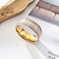 Nahaufnahme eines goldfarbenen Edelstahlrings mit blau, rosa und weiß emaillierten Streifen. - Größe 6 / Blau-Rosa-Weiß 5-Streifen-Stil / Gold