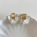 Elegantes pendientes de pétalos blancos con cierre dorado y piedra circonita - Estilo de pétalos blancos y perlas artificiales
