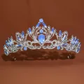 Gros plan détaillé d'une couronne de mariée rétro en argent avec d'élégantes pierres d'opale - Style Strass Opale Bleue / Argent