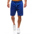 Primo piano dei pantaloncini sportivi blu da uomo con coulisse regolabile in vita. - S / Blu