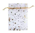 Dettaglio di un sacchetto regalo in organza bianca con eleganti stampe dorate di stelle e lune. - Tessuto In Poliestere Bianco Con Stampa A Caldo Dorata; 7x9 Cm