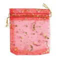Dettaglio ravvicinato di un sacchetto regalo in organza rosso con stelle e lune dorate decorative - Rosso; Tessuto In Poliestere; 7x9 Cm