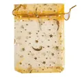 Dettaglio del sacchetto regalo in organza dorata con stelle e lune per gioielli o dolci. - Colore Oro; Tessuto In Poliestere; 7x9 Cm