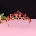 Aufwendige goldene Braut-Tiara mit leuchtend roten Kristall-Tropfen-Akzenten - Nr. 2 KC Gold (Roter Stein)