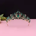 Elegante Braut-Tiara mit grünen Kristallen und goldfarbenen Vintage-Details für Hochzeiten. - Nr. 2 KC Gold (Grüner Stein)
