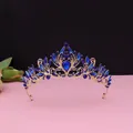 Detail des Vintage-Brauttiara-Goldes mit eleganten königsblauen Kristallen verziert. - Nr. 2 KC Gold (Königsblauer Stein)