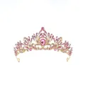Gros plan d'un diadème de mariée doré élégant avec des cristaux roses scintillants - Style Rose avec Strass / Or