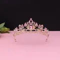 Detailansicht eines eleganten Diadems aus rosa Kristallen mit goldenem Filigran-Design - Nr. 2 KC Gold (Rosa Stein)