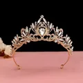 Gros plan d'un élégant diadème de mariée en or rose avec des strass en cristal brillants. - Style Strass Blanc / Or