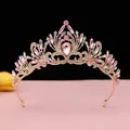 Gros plan d'un élégant diadème de mariée en or rose avec cristaux roses et strass - Style Strass Blanc + Rose / Or