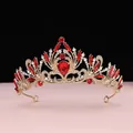Vue détaillée d'un diadème de mariée doré avec d'élégants ornements en cristal rouge - Style Strass Blanc + Rouge / Or